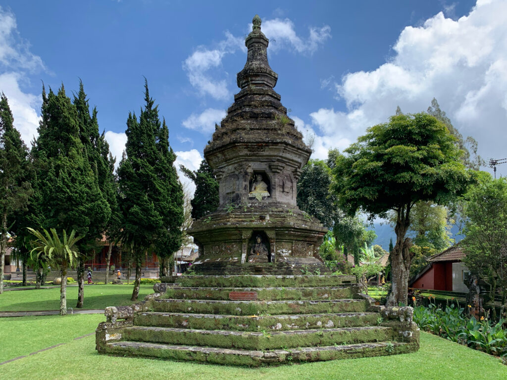 Buddhist_Stupa,_Pura_Ulun_Danu_Bratan